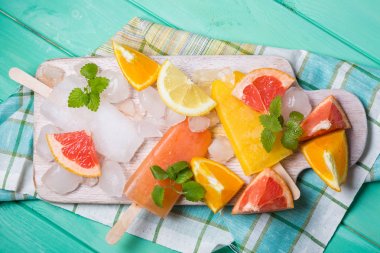 Rustik ahşap arka plan üzerinde renkli popsicles