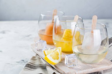 Şarap gözlük ile renkli buz popsicles