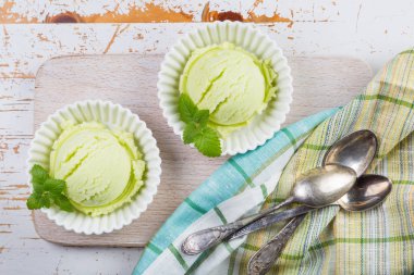 Matcha çay dondurma beyaz kase