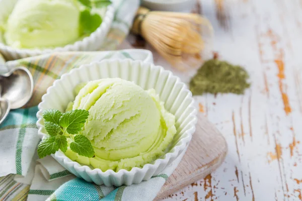 Sorvete de chá Matcha em tigela branca — Fotografia de Stock