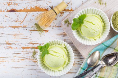 Matcha çay dondurma beyaz kase