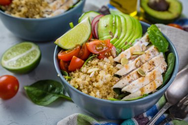 Kase ve malzemeler taze sağlıklı salata