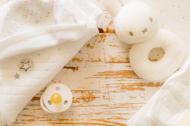 Bebek duş kavramı - çocuk essencials ahşap arka plan üzerinde