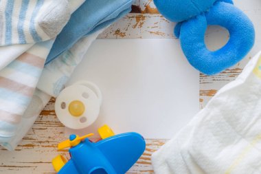 Bebek duş kavramı - çocuk essencials ahşap arka plan üzerinde