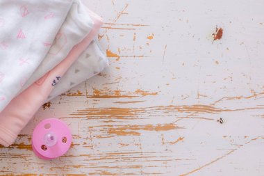 Bebek duş kavramı - çocuk essencials ahşap arka plan üzerinde