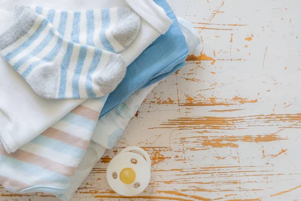 Baby shower concept - bambino essencials su fondo legno — Foto Stock