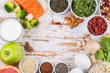 Superfoods rustik arka plan üzerinde seçim