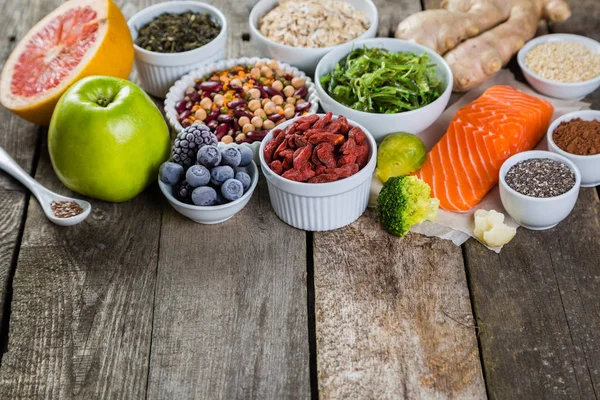 Seleção de superalimentos em fundo rústico — Fotografia de Stock