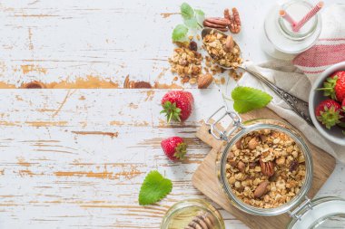 Kahvaltı - yoğurt granola ve straberries ile