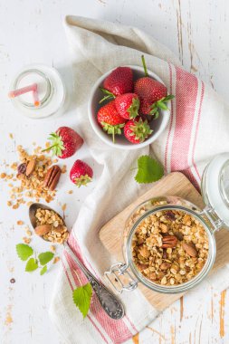 Kahvaltı - yoğurt granola ve straberries ile