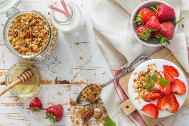 Kahvaltı - yoğurt granola ve straberries ile