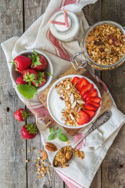 Kahvaltı - yoğurt granola ve straberries ile