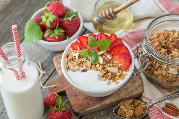 Kahvaltı - yoğurt granola ve straberries ile — Stok fotoğraf