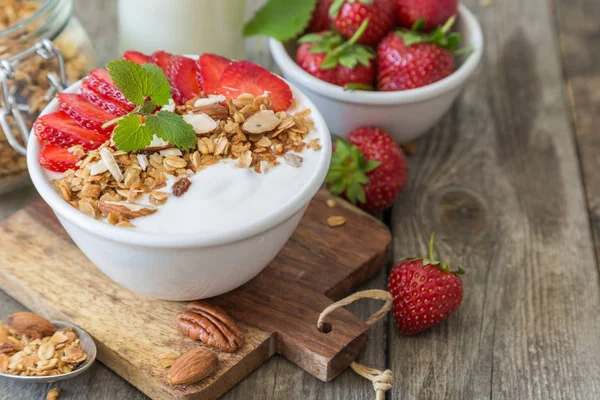 Ontbijt - yoghurt met muesli en straberries — Stockfoto