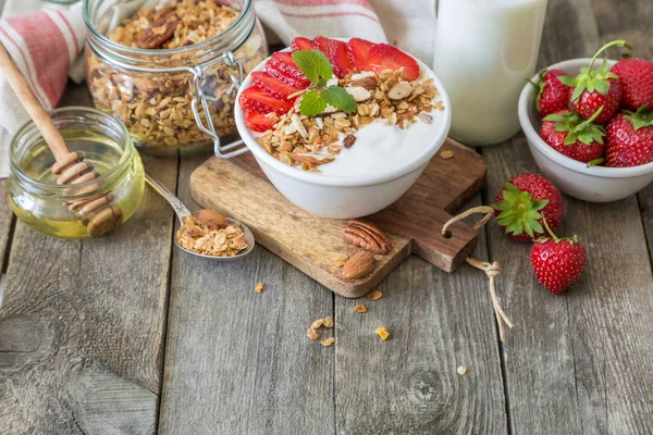 Сніданок - йогурт з гранолою та барбарисом — стокове фото