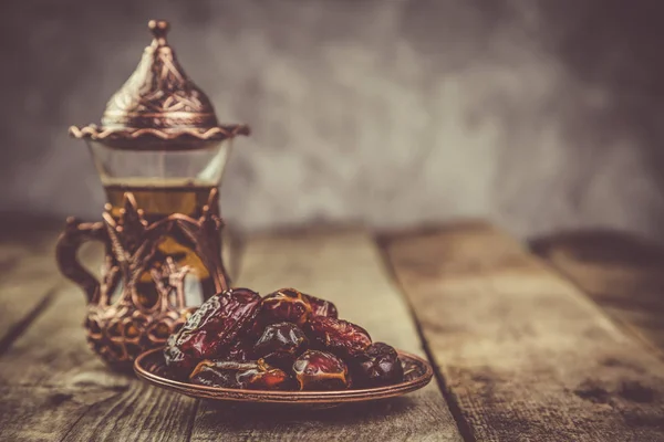 Conceito de férias Ramadan Kareem com datas iftar — Fotografia de Stock