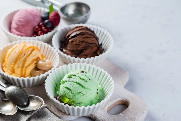 Selezione di palline di gelato colorate — Foto Stock