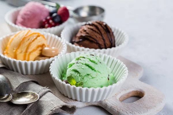 Επιλογή των μπάλες πολύχρωμο παγωτό — Φωτογραφία Αρχείου