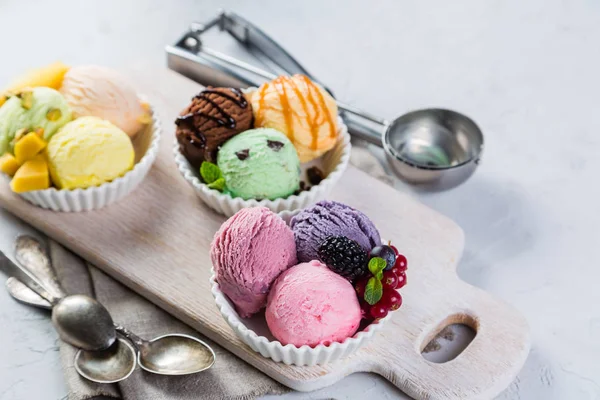 Színes fagylalt gombóc választéka — Stock Fotó