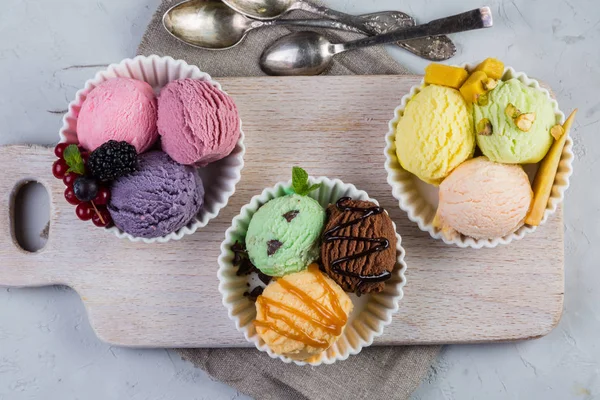 Выбор цветных шариков для мороженого — стоковое фото