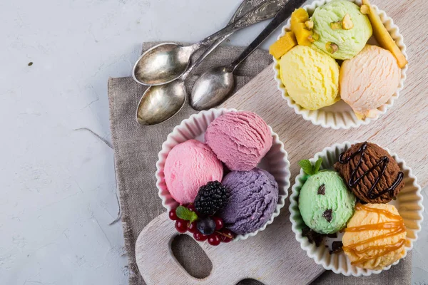 Auswahl an bunten Eiskugeln — Stockfoto