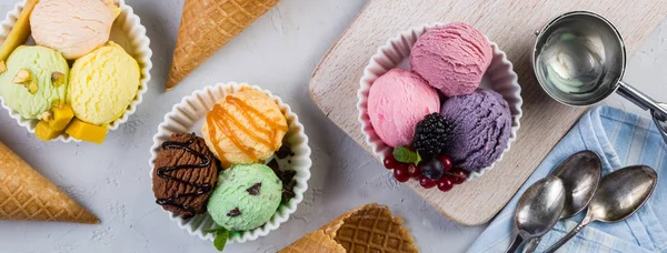 Selezione di palline di gelato colorate — Foto Stock