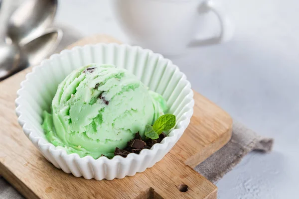 Mint and chocolate ice cream in white bowl — Stock Photo, Image