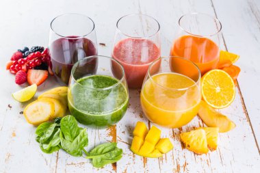 Rustik ahşap arka plan üzerinde renkli smoothies yelpazesi