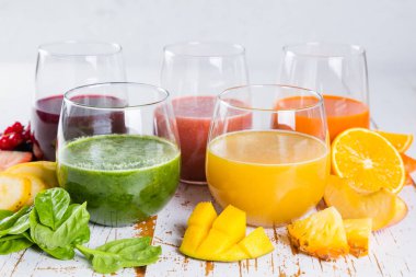 Rustik ahşap arka plan üzerinde renkli smoothies yelpazesi