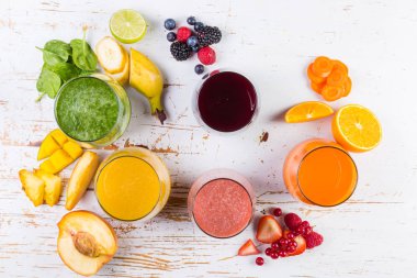 Rustik ahşap arka plan üzerinde renkli smoothies yelpazesi