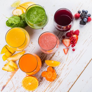 Rustik ahşap arka plan üzerinde renkli smoothies yelpazesi
