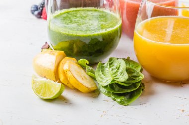 Rustik ahşap arka plan üzerinde renkli smoothies yelpazesi