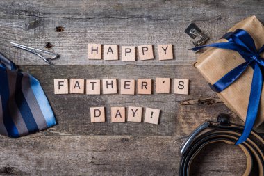 Babalar günü kavramı - mevcut, rustik ahşap arka plan üzerinde kravat