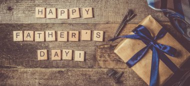 Babalar günü kavramı - mevcut, rustik ahşap arka plan üzerinde kravat