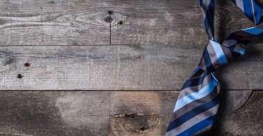 Babalar günü kavramı - mevcut, rustik ahşap arka plan üzerinde kravat