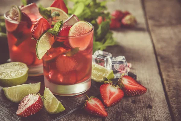 Jahodové mojito a ingredience na rustikální pozadí — Stock fotografie