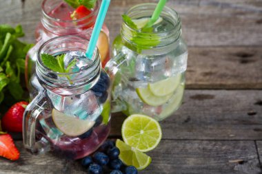 Renkli mojitoes kavanoz yelpazesi