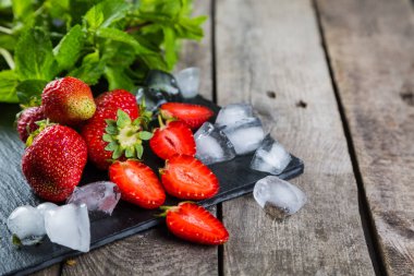 Çilek mojito ve malzemelerin rustik arka plan üzerine