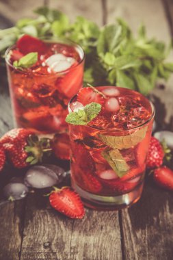 Çilek mojito ve malzemelerin rustik arka plan üzerine