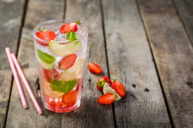 Rustik ahşap zemin üzerine çilek mojito