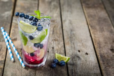 Böğürtlenli mojito cam rustik arka plan üzerinde