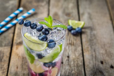 Böğürtlenli mojito cam rustik arka plan üzerinde