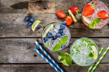 Bardaklarda renkli mojitoes seçimi