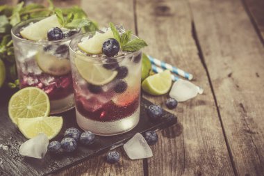 Böğürtlenli mojito rustik ahşap zemin üzerine