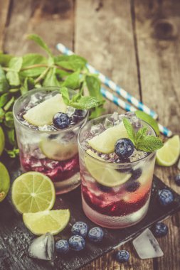 Böğürtlenli mojito rustik ahşap zemin üzerine