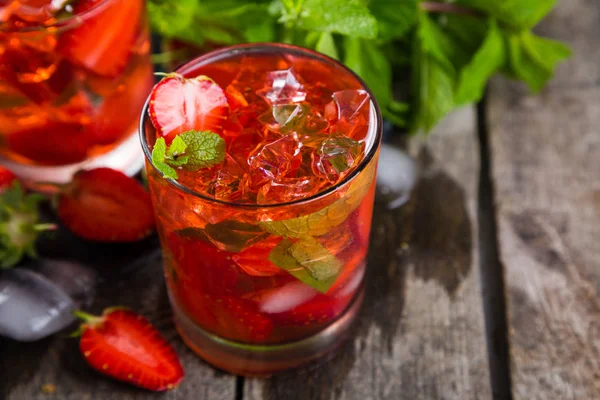 Jahodové mojito a ingredience na rustikální pozadí — Stock fotografie