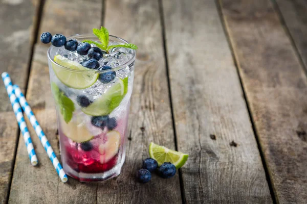 Böğürtlenli mojito cam rustik arka plan üzerinde