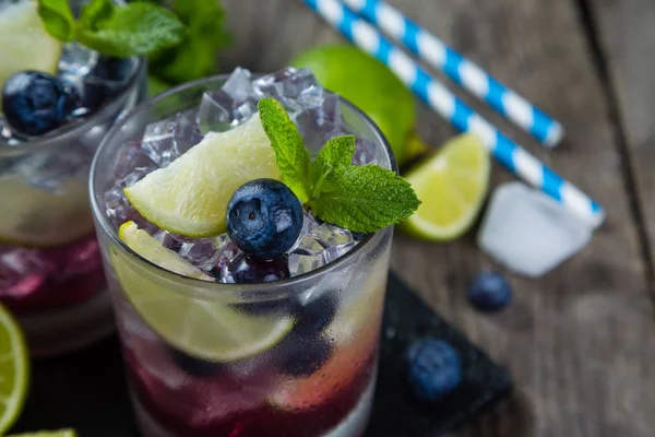 Mojito de arándano sobre fondo de madera rústica —  Fotos de Stock