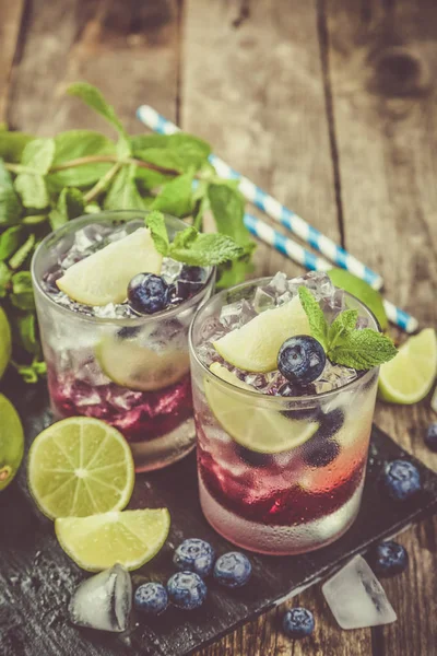 Böğürtlenli mojito rustik ahşap zemin üzerine