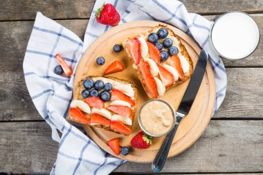 Bağımsızlık günü kahvaltı - çilek ve yaban mersini ile tost